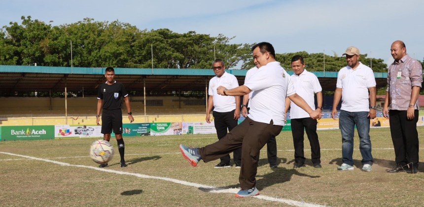 Dirut Bank Aceh Syariah Muhammad Syah melakukan tendangan pertama saat pembukaan Turnamen Bank Aceh Action Cup 2023 di Stadion H Dimurthala Lampineung Banda Aceh, Jum'at sore (21/7) | INFOACEH.net Dirut Bank Aceh Syariah Muhammad Syah melakukan tendangan pertama saat pembukaan Turnamen Bank Aceh Action Cup 2023 di Stadion H Dimurthala Lampineung Banda Aceh, Jum'at sore (21/7)