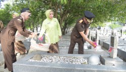 Kajati Aceh Bambang Bachtiar memimpin ziarah makam dan menabur bunga di Taman Makam Pahlawan Banda Aceh, dalam rangka Hari Bhakti Adhyaksa ke-63, Jumat (21/7)