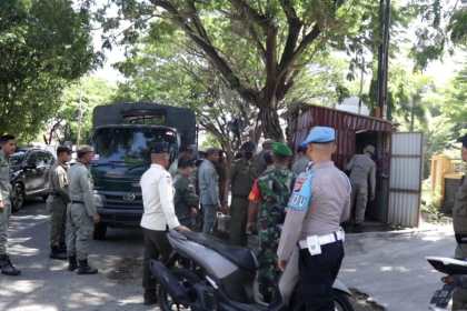 Tim gabungan Satpol PP bersama TNI/Polri berserta Forkopimcam Darul Imarah melakukan pembongkaran paksa bangunan liar di sepanjang jalan Dr Mr Mohd Hasan Batoh, kawasan perbatasan Banda Aceh danAceh Besar, Senin (24/7)