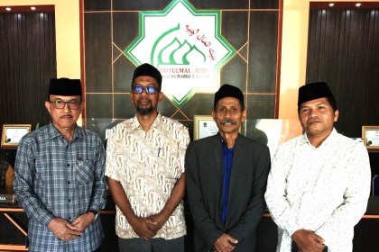 Ketua Majelis Permusyawaratan Ulama Aceh Tgk Faisal Ali bersama Wakil Ketua II MPU Aceh Dr Tgk Muhibbuththabary MAg seusai menyerahkan infak ke Baitul Mal Aceh didampingi Anggota Badan BMA Mukhlis Sya’ya, ST dan Dr Abdul Rani Usman, Senin (24/7)