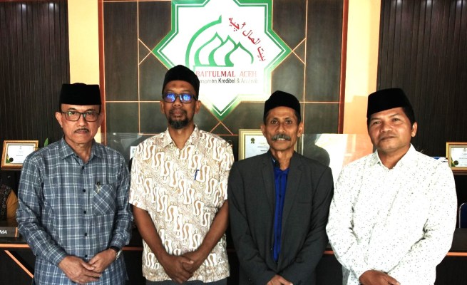 Ketua Majelis Permusyawaratan Ulama Aceh Tgk Faisal Ali bersama Wakil Ketua II MPU Aceh Dr Tgk Muhibbuththabary MAg seusai menyerahkan infak ke Baitul Mal Aceh didampingi Anggota Badan BMA Mukhlis Sya’ya, ST dan Dr Abdul Rani Usman, Senin (24/7)