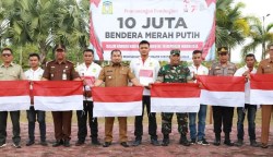 Pj Bupati Aceh Besar Muhammad Iswanto bersama Kajari Aceh Besar Basril G SH MH melakukan pencanangan 10 juta Bendera Merah Putih di halaman Kantor Bupati Aceh Besar, Senin (24/7)