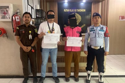Kadis Pendidikan dan Kebudayaan Aceh Tengah, Us ditetapkan tersangka korupsi pengadaan Alat Permainan Edukasi (APE), dan langsung ditahan oleh penyidik Kejari Aceh Tengah, Senin (24/7)