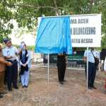 Pj Bupati Aceh Besar Muhammad Iswanto bersama Danlanud SIM Kolonel Pnb Yoyon Kuscahyono membuka kain selubung peresmian Makam Ulama Aceh Teungku Syeh Tuan Dilungkeung, Blang Bintang, Senin (24/7)