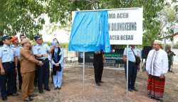 Pj Bupati Aceh Besar Muhammad Iswanto bersama Danlanud SIM Kolonel Pnb Yoyon Kuscahyono membuka kain selubung peresmian Makam Ulama Aceh Teungku Syeh Tuan Dilungkeung, Blang Bintang, Senin (24/7)