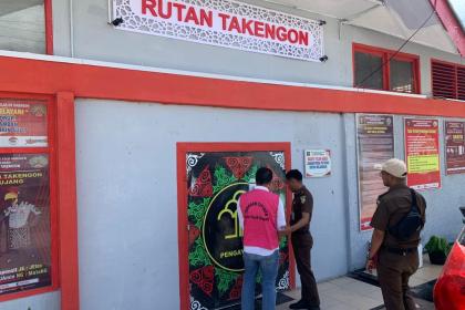 Tim Penyidik Kejari Aceh Tengah menahan mantan Bendahara Disdagkop UKM Aceh Tengah dengan inisial AP, di Rutan Kelas IIB Takengon, Selasa (25/7)