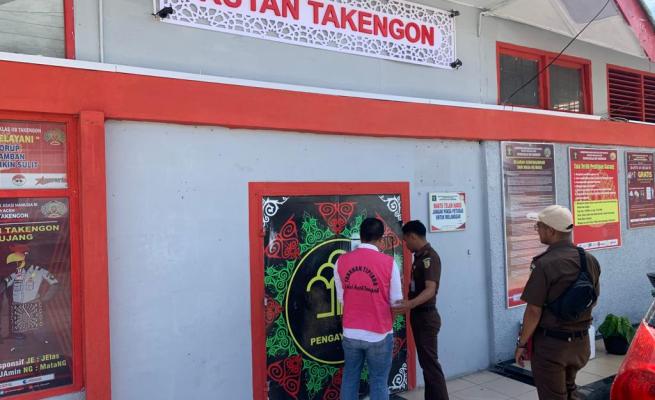 Tim Penyidik Kejari Aceh Tengah menahan mantan Bendahara Disdagkop UKM Aceh Tengah dengan inisial AP, di Rutan Kelas IIB Takengon, Selasa (25/7)