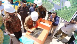 GM PLN Unit Induk Distribusi Aceh Parulian Noviandri, Pj Bupati Aceh Tamiang Meurah Budiman dan PT Prima Energi Lestari melakukan peletakan batu pertama proyek Pembangkit Listrik Tenaga Biomassa (PLTBm) 12 MW di Aceh Tamiang, Selasa (25/7)