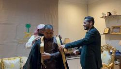 Kepala Atase Agama Kedubes Saudu Arabia, Syekh Ahmed Bin Essa Alhazmi memakaikan jubah Arab ke Pj Bupati Aceh Besar Muhammmad Iswanto sebagai penghormatan saat berkunjung di Kantor Atase Agama KBSA, Jakarta, Selasa (25/7/2023)