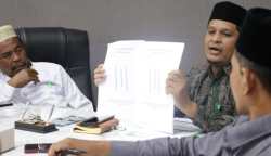 Ketua LPPOM MPU Aceh Thabrani memberikan penjelasan terkait sertifikasi halal kepada rombongan Komisi B MPU Kota Lhokseumawe di Ruang Rapat Pimpinan MPU Aceh, Selasa (25/7)