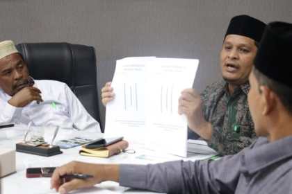 Ketua LPPOM MPU Aceh Thabrani memberikan penjelasan terkait sertifikasi halal kepada rombongan Komisi B MPU Kota Lhokseumawe di Ruang Rapat Pimpinan MPU Aceh, Selasa (25/7)