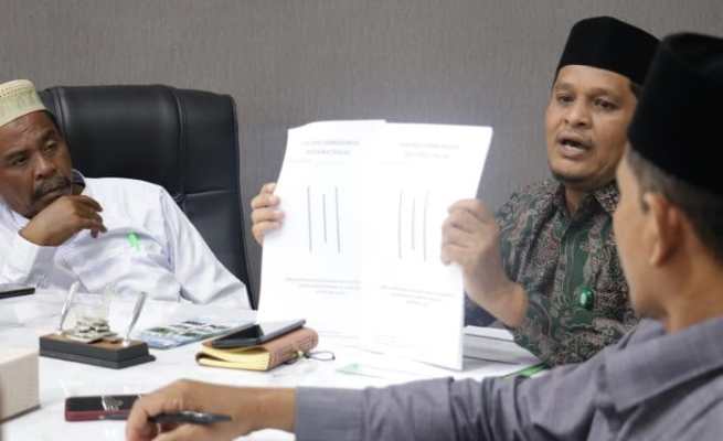Ketua LPPOM MPU Aceh Thabrani memberikan penjelasan terkait sertifikasi halal kepada rombongan Komisi B MPU Kota Lhokseumawe di Ruang Rapat Pimpinan MPU Aceh, Selasa (25/7)