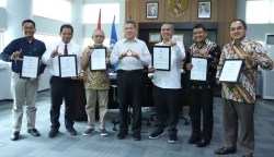 Rektor USK Prof Dr Ir Marwan bersama dekan tiga fakultas dan ketua prodi yang meraih akreditasi internasional ASIIN, Selasa (25/7/2023)