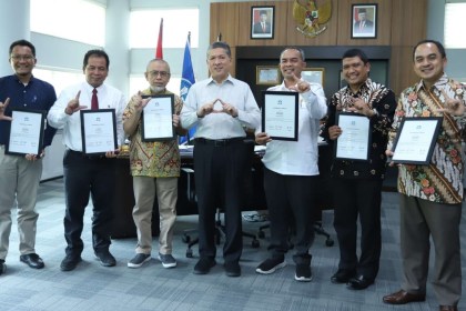 Rektor USK Prof Dr Ir Marwan bersama dekan tiga fakultas dan ketua prodi yang meraih akreditasi internasional ASIIN, Selasa (25/7/2023)