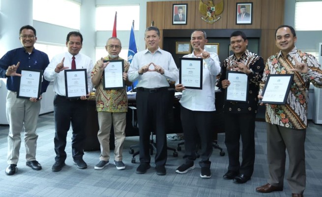 Rektor USK Prof Dr Ir Marwan bersama dekan tiga fakultas dan ketua prodi yang meraih akreditasi internasional ASIIN, Selasa (25/7/2023)