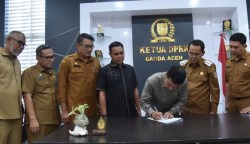 Pimpinan DPRK bersama Pj Wali Kota Banda Aceh menandatangani MoU roadmap pelunasan utang Pemko Banda Aceh tahun 2022
