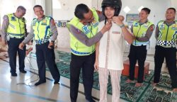 Dirlantas Polda Aceh Kombes Pol M Iqbal Alqudusy menyampaikan pesan-pesan tertib berlalu lintas lantas kepada siswa di SMA Negeri 2 Banda Aceh, Rabu (26/7)