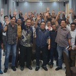 Kadis Kominsa Aceh diwakili Kabid Pengelolaan Informasi Publik Alfajrian AB foto bersama dengan pengurus PWI Aceh, tim penguji, panitia, peserta pada penutupan UKW ke-16 Tahun 2023 di Grand Nanggroe Hotel, Banda Aceh, 27 Juli 2023