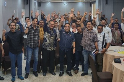 Kadis Kominsa Aceh diwakili Kabid Pengelolaan Informasi Publik Alfajrian AB foto bersama dengan pengurus PWI Aceh, tim penguji, panitia, peserta pada penutupan UKW ke-16 Tahun 2023 di Grand Nanggroe Hotel, Banda Aceh, 27 Juli 2023