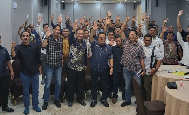 Kadis Kominsa Aceh diwakili Kabid Pengelolaan Informasi Publik Alfajrian AB foto bersama dengan pengurus PWI Aceh, tim penguji, panitia, peserta pada penutupan UKW ke-16 Tahun 2023 di Grand Nanggroe Hotel, Banda Aceh, 27 Juli 2023