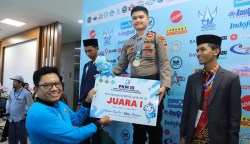 Dolly Isma Indra mahasiswa Prodi Ilmu Alquran dan Tafsir UIN Ar-Raniry yang juga anggota polisi Polda Aceh meraih medali emas Musabaqah Hifzil Qur'an kategori 20 juz pada Pekan Kreatifitas Mahasiswa (PKM) III se-Sumatera dan Perguruan Tinggi Islam (PTI) Se-Asia Tenggara di UIN Sulthan Thaha Saifuddin Jambi