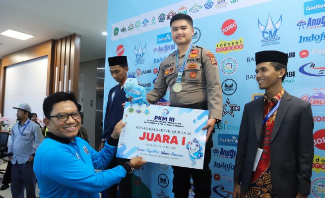 Dolly Isma Indra mahasiswa Prodi Ilmu Alquran dan Tafsir UIN Ar-Raniry yang juga anggota polisi Polda Aceh meraih medali emas Musabaqah Hifzil Qur'an kategori 20 juz pada Pekan Kreatifitas Mahasiswa (PKM) III se-Sumatera dan Perguruan Tinggi Islam (PTI) Se-Asia Tenggara di UIN Sulthan Thaha Saifuddin Jambi