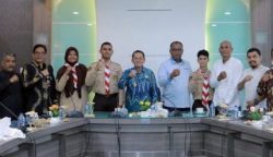 Pj Wali Kota Banda Aceh Amiruddin melepas 3 anggota Pramuka Kwartir Cabang (Kwarcab) Kota Banda Aceh untuk mengikuti Jambore Dunia ke-25 di Saemangeum, Korea Selatan