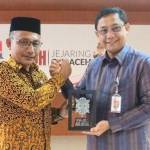 Kepala OJK Aceh Yusri menerima kunjungan kerja anggota Komite IV DPD RI H. Sudirman atau akrab disapa Haji Uma di Kantor OJK Aceh, Banda Aceh, Rabu (26/7)