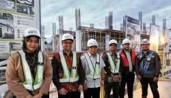 Kunjungan Muliaman D. Hadad (Komisaris Utama) BSI saat meninjau progres pembangunan Landmark BSI Aceh, Kamis (27/7)