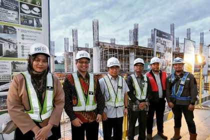 Kunjungan Muliaman D. Hadad (Komisaris Utama) BSI saat meninjau progres pembangunan Landmark BSI Aceh, Kamis (27/7)