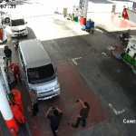 Tiga pria yang mengaku sebagai wartawan dari sejumlah media diduga hendak memeras pemilik SPBU Lamsayeun pada Kamis (27/7) di Kecamatan Ingin Jaya, Aceh Besar. FOTO/CCTV SPBU Lamsayeun