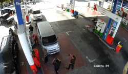 Tiga pria yang mengaku sebagai wartawan dari sejumlah media diduga hendak memeras pemilik SPBU Lamsayeun pada Kamis (27/7) di Kecamatan Ingin Jaya, Aceh Besar. FOTO/CCTV SPBU Lamsayeun