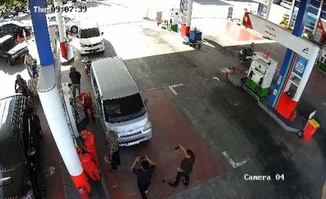 Tiga pria yang mengaku sebagai wartawan dari sejumlah media diduga hendak memeras pemilik SPBU Lamsayeun pada Kamis (27/7) di Kecamatan Ingin Jaya, Aceh Besar. FOTO/CCTV SPBU Lamsayeun