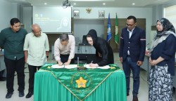 Rektor USK Prof Dr Ir Marwan dan Direktur Russian House Victoria V. Vicman menandatangani MoU kerja sama program beasiswa bagi mahasiswa USK maupun Aceh di Balai Senat USK Banda Aceh, Kamis, 27 Juli 2023