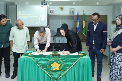 Rektor USK Prof Dr Ir Marwan dan Direktur Russian House Victoria V. Vicman menandatangani MoU kerja sama program beasiswa bagi mahasiswa USK maupun Aceh di Balai Senat USK Banda Aceh, Kamis, 27 Juli 2023