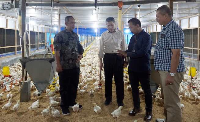 Rektor Universitas Syiah Kuala Prof Dr Ir Marwan mengunjungi University Farm (laboratorium lapangan) di Gampong (Desa) Ie Su'um, Kabupaten Aceh Besar