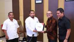 Pj Bupati Aceh Besar Aceh Besar Muhammmad Iswanto menerima dokumen kerja sama dari GM Telkom Witel Aceh T Fauzan pada pertemuan di aula Kantor Bupati Aceh Besar, Jum'at (28/7)
