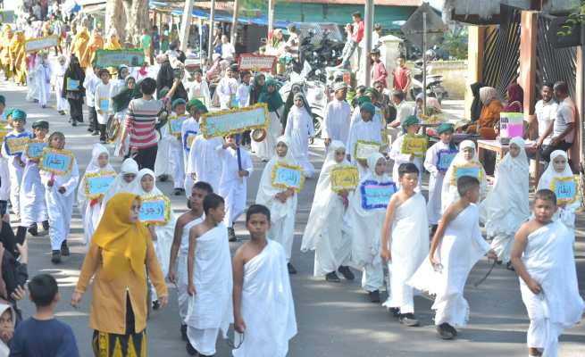 Ribuan pelajar dari berbagai jenjang, mulai SD/MI, SMP/MTsN dan SMA/MA di Kota Sabang mengikuti Pawai Ta'aruf dalam memeriahkan tahun baru Islam 1 Muharram 1445 Hijriah, Sabtu (29/7)