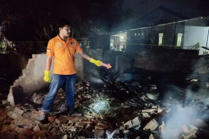 Tim Inafis Polres Aceh Timur turun ke lokasi, Sabtu (29/7) guna melakukan identifikasi penyebab kebakaran satu unit rumah berkonstruksi kayu di Gampong Meunasah Teungoh, Kecamatan Pante Bidari, Aceh Timur yang menyebabkan 2 orang anak meninggal dunia