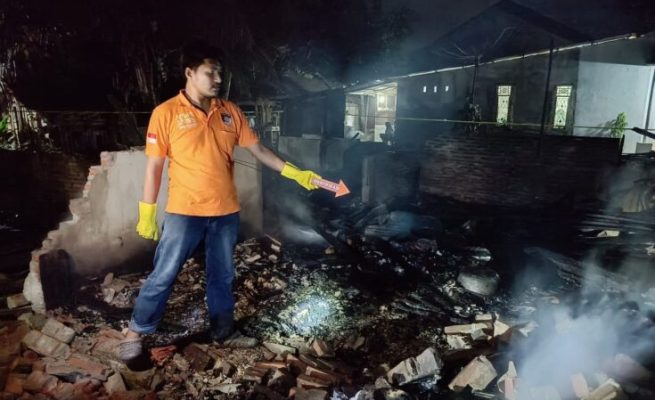 Tim Inafis Polres Aceh Timur turun ke lokasi, Sabtu (29/7) guna melakukan identifikasi penyebab kebakaran satu unit rumah berkonstruksi kayu di Gampong Meunasah Teungoh, Kecamatan Pante Bidari, Aceh Timur yang menyebabkan 2 orang anak meninggal dunia