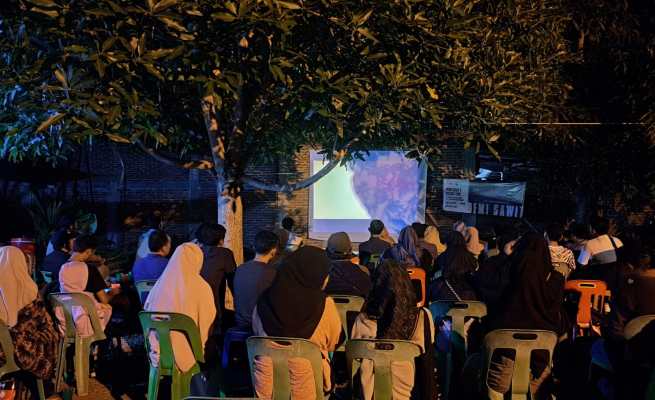 Pemutaran Film Demi Sawit dan diskusi bertajuk “Karpet Merah di Lahan Basah SM Rawa Singkil” di Sekretariat Forum Jurnalis Lingkungan (FJL) Aceh, kawasan Lamteh, Banda Aceh, Sabtu malam, 29 Juli 2023