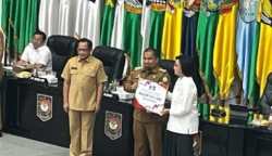 Pj Bupati Aceh Besar Muhammad Iswanto menerima penghargaan Insentif Fiskal Kinerja Tahun Berjalan dari Meukeu Sri Mulyani disaksikan Mendagri Tito Karnavian, di Hall Sasaa Bhakti Praja di Gedung Utama Kemendagri, Jakarta, Senin (31/7)