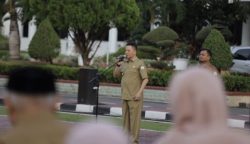 Pj Gubernur Aceh Achmad Marzuki memimpin Apel Senin pada Lingkup Setda Aceh dan BPKA di halaman Kantor Gubernur Aceh, Senin (31/7)