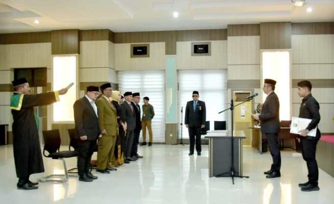 Pj Wali Kota Sabang Reza Fahlevi melantik dan mengambil sumpah 5 anggota KIP periode 2023-2028, Selasa (1/8)