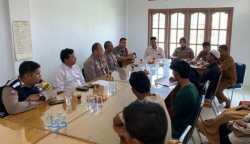 Polsek Syiah Kuala Polresta Banda Aceh memberikan pembinaan tiga orang remaja diduga anggota dari kelompok gangster yang ditangkap saat mau tawuran di Banda Aceh