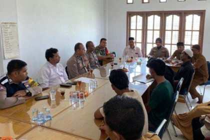Polsek Syiah Kuala Polresta Banda Aceh memberikan pembinaan tiga orang remaja diduga anggota dari kelompok gangster yang ditangkap saat mau tawuran di Banda Aceh