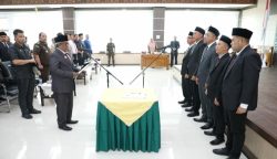 Pj Bupati Aceh Utara Mahyuzar melantik lima Komisioner KIP Aceh Utara periode 2023-2028, di aula Kantor Bupati, Landing, Lhoksukon, Selasa (1/8)