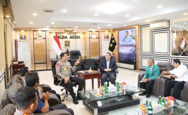Kapolda Aceh Irjen Pol Ahmad Haydar bersama Wakapolda Brigjen Pol Syamsul Bahri menerima audiensi Rektor USK Prof Marwan di ruang kerja Kapolda, Selasa (1/8)