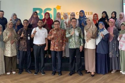 Komisaris Utama BSI Muliaman D Hadad menyempatkan mengunjungi BSI UMKM Center