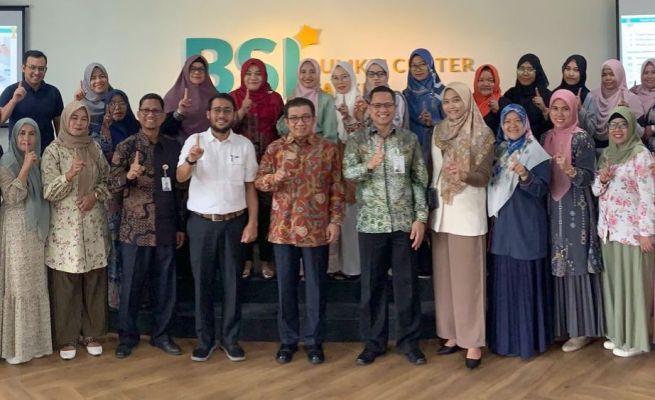 Komisaris Utama BSI Muliaman D Hadad menyempatkan mengunjungi BSI UMKM Center